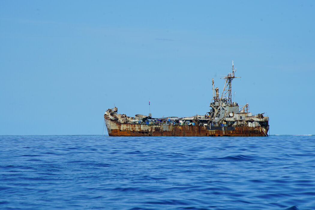 南海上的馬德雷山號軍艦,照片攝於去年。該船擱淺在一個暗礁上,中國和菲律賓都聲稱這裡是自己的領土。