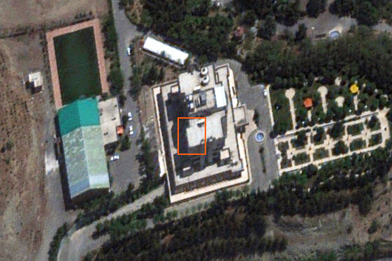 這張7月25日拍攝的衛星圖像顯示,那棟建築物上沒有明顯損壞或綠色防水布。這表明有明顯損壞的照片是更近的時候拍的。