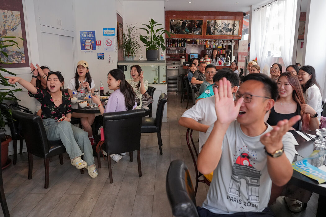 餐廳裡不時響起陣陣喧鬧聲，那是吃飯的人在為中法兩國運動員歡加油，