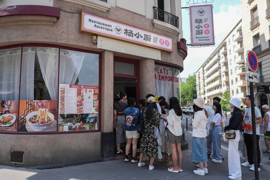 唐中秋並不擔心餐廳門前的排隊現象。他說：「我告訴我的顧客要有耐心，匆忙做出來的菜不會好吃。」
