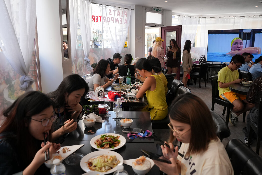 奧運會開始前，餐廳花了約3000歐元買了一台98寸電視。這台電視機讓食客們可以邊吃邊看比賽。
