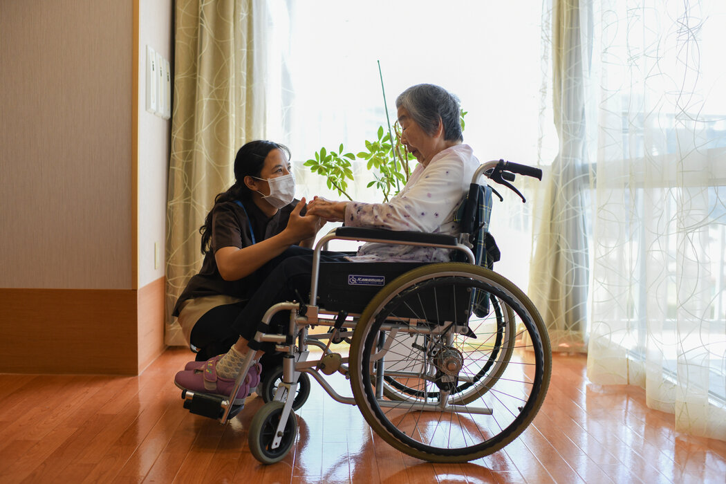 來自印度尼西亞的工人溫達·扎赫拉和一位老人在日本中部群馬縣首府前橋的一家養老院。