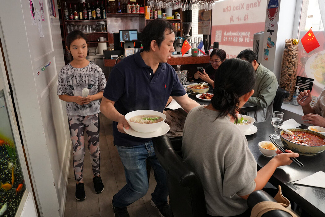 在過去的兩週裡，唐中秋的小館子「楊小廚」變成了一個熱鬧的、非官方的奧運乒乓球球迷聚集地。