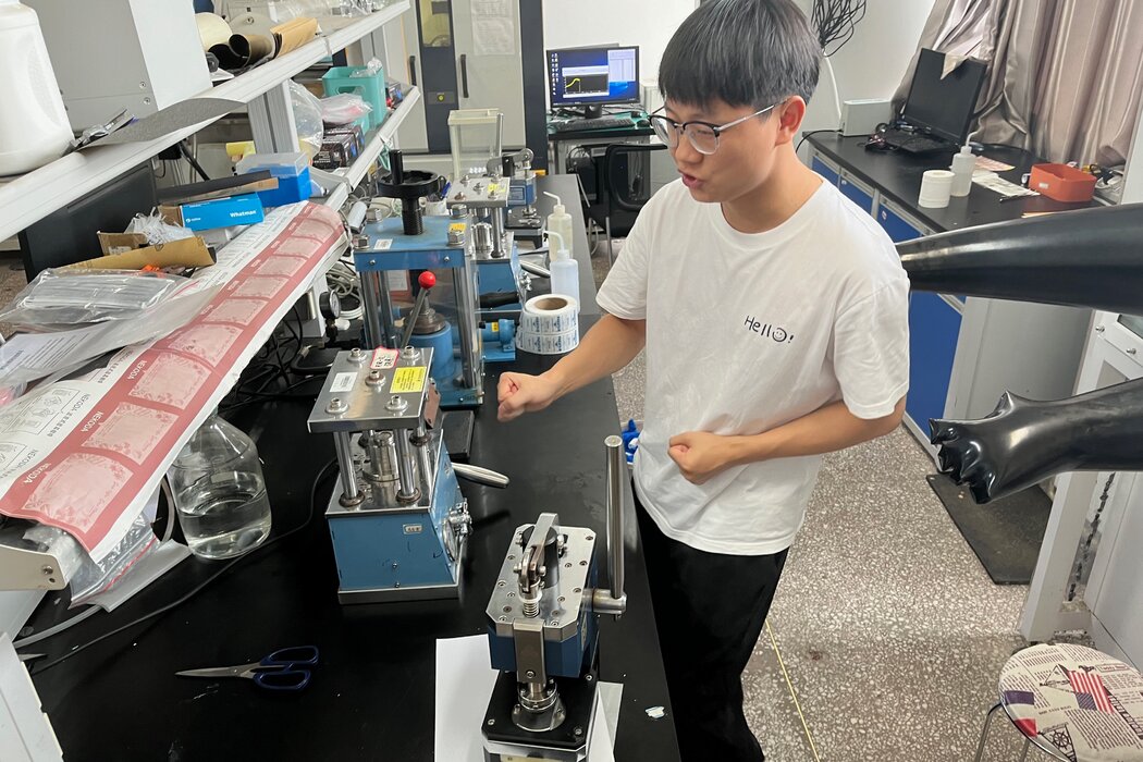 在長沙中南大學的化學實驗室裡,博士生朱方軍展示設備。