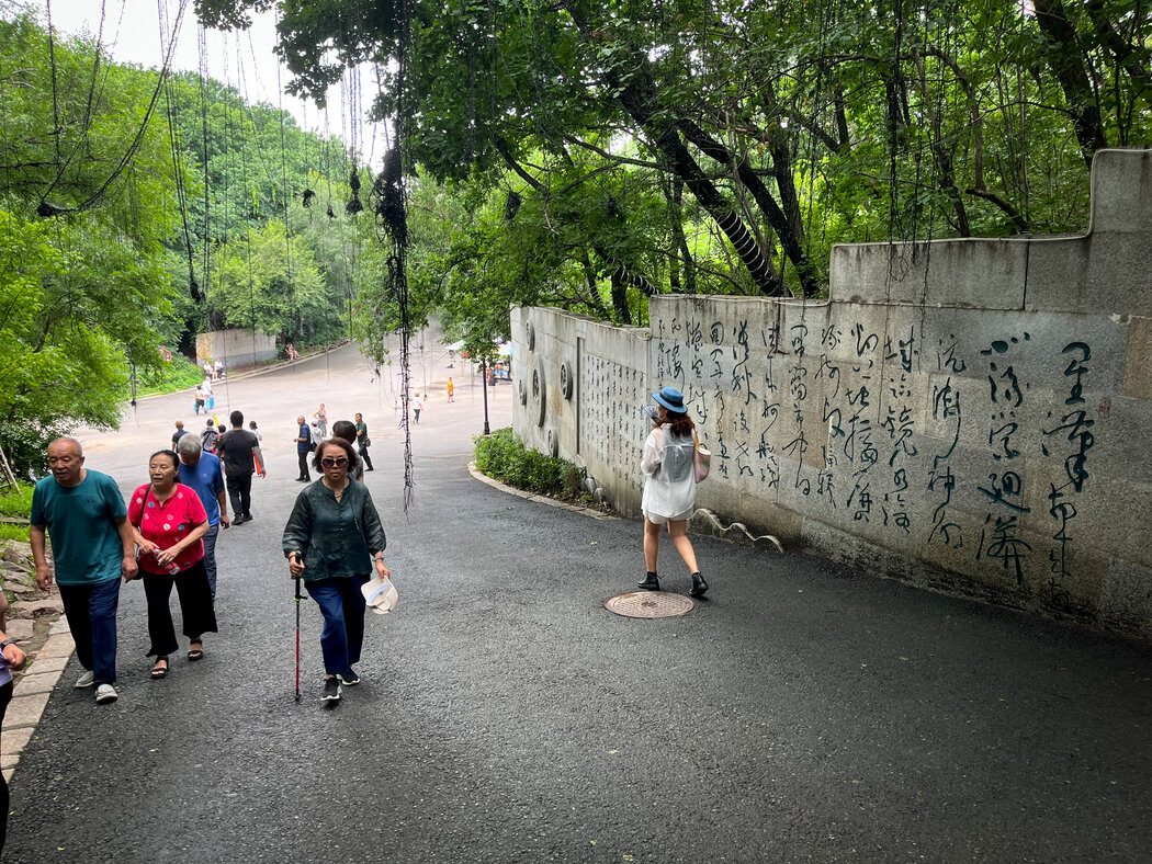 吉林一個公園裡的遊客。今年6月10日，美國一所學院的四名教師在離牆不遠的地方被刺傷。