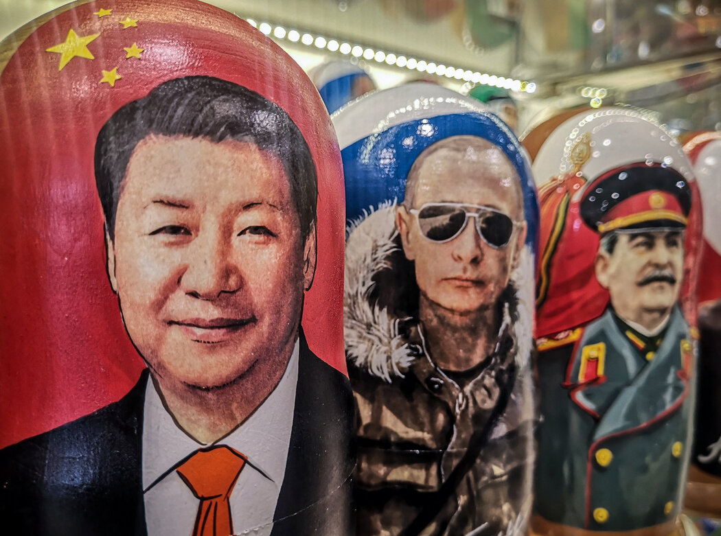 莫斯科市中心一家禮品店裡擺放著繪有習近平、普丁、史達林形象的俄羅斯傳統木製套娃。