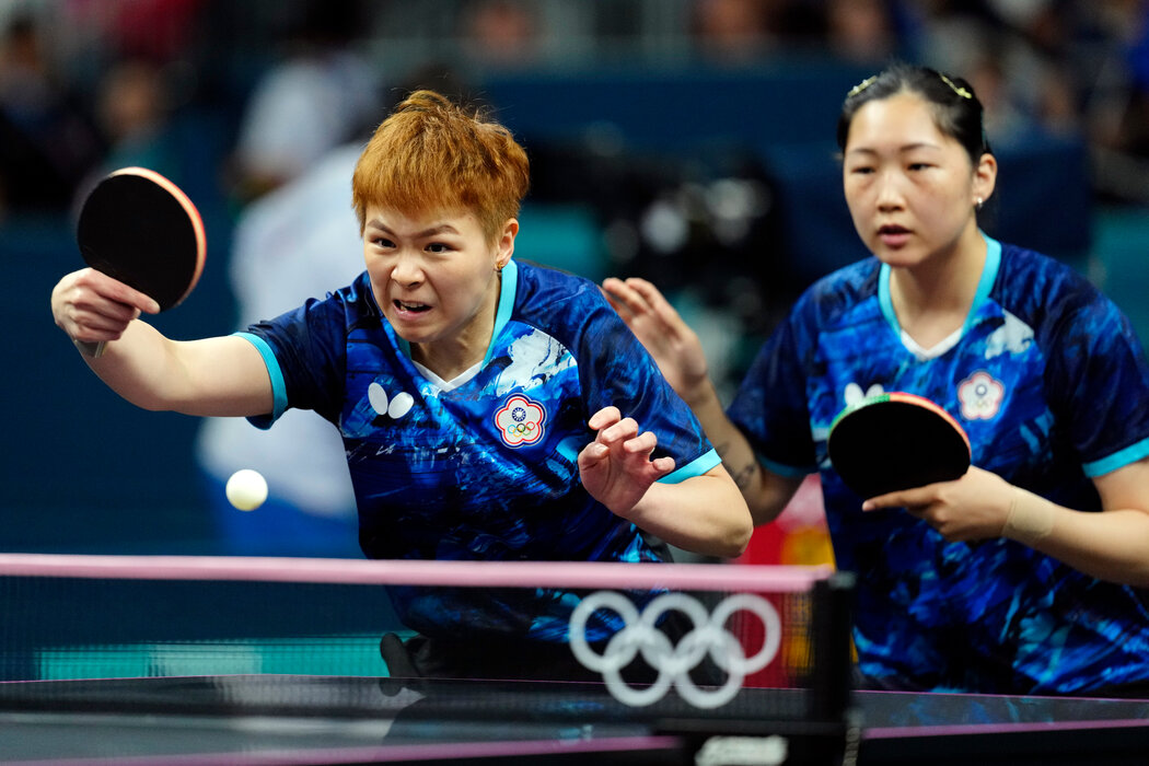 台灣選手陳思羽（前）和簡彤娟在乒乓球女子團體四分之一決賽中與中國隊展開較量。