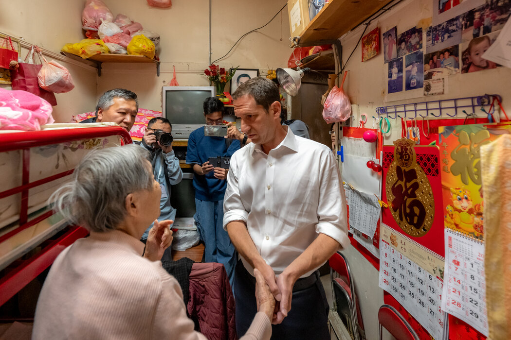 華人選民對丹尼爾·盧裡並不熟悉，他是一家反貧困非營利組織的創始人和李維·施特勞斯家族的繼承人。