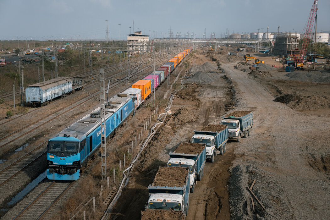 一列貨運火車離開賈瓦哈拉爾·尼赫魯港。印度當局正在修建新的運輸路線。