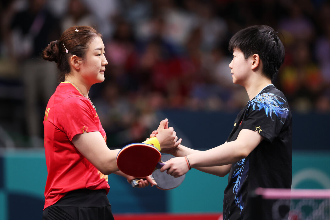 陳夢（左）和孫穎莎在巴黎奧運會乒乓球女子單打決賽上。中國球迷曾在比賽期間向陳夢發出噓聲。
