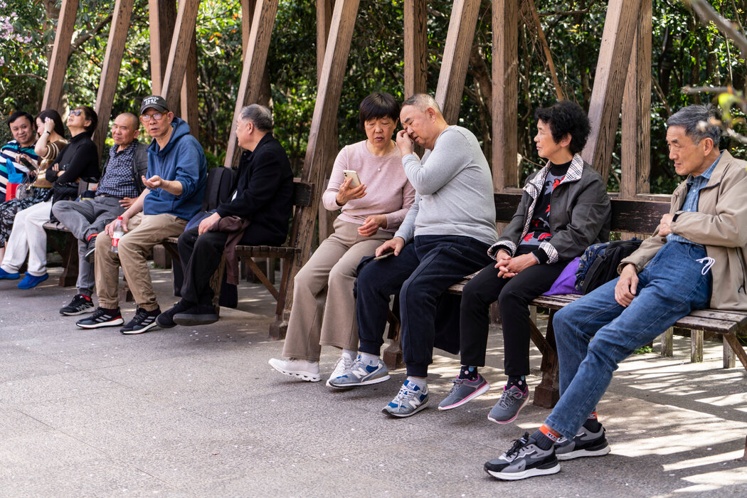 人民公園的相親角以吸引父母週末來這裡為未婚子女找對象而聞名，現在也成為了老年人的社交中心。