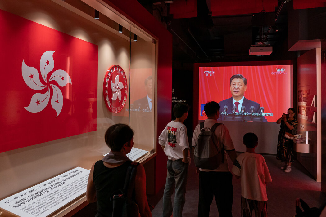 展覽中的一段影片展示了中國最高領導人習近平的形象，該影片強調了中國共產黨通過國家安全法為香港人提供社會穩定的說法。