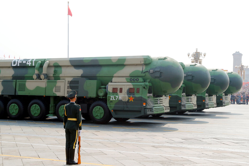 一名士兵站在載有中國東風-41洲際彈道導彈的車輛前。
