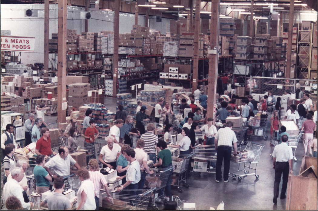 第一家Costco門店於1983年在西雅圖開業。十年後，索爾·普萊斯的普萊斯俱樂部與Costco合併。
