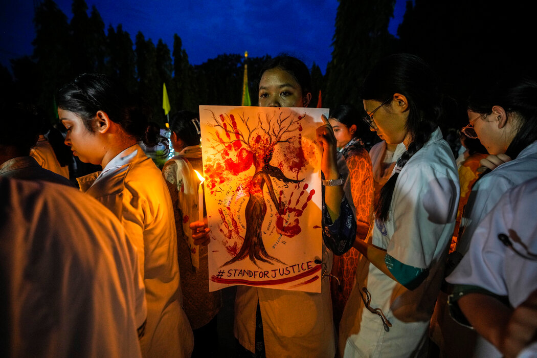 人們在印度古瓦哈提舉行守夜活動，悼念那名被殺害的女子。