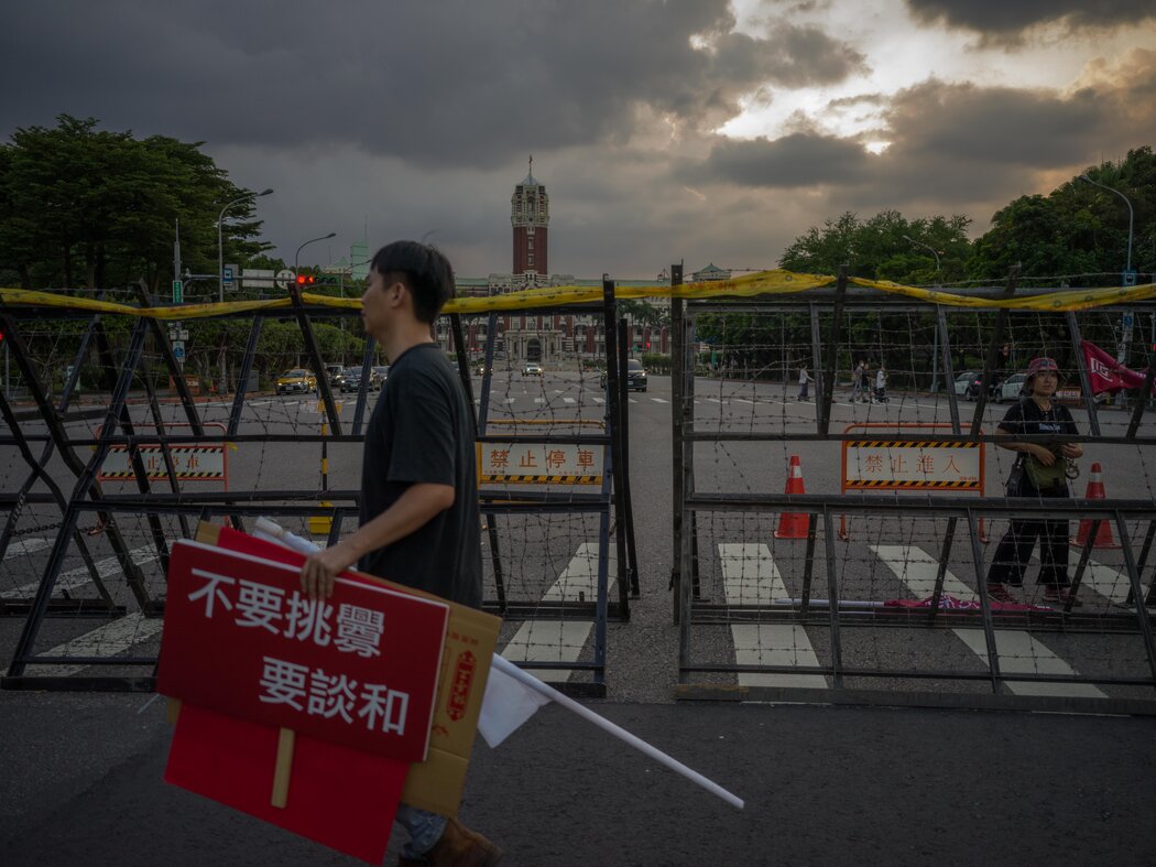 週六，台灣台北，電視劇《零日攻擊》攝製組在總統府前準備拍攝抗議場景。