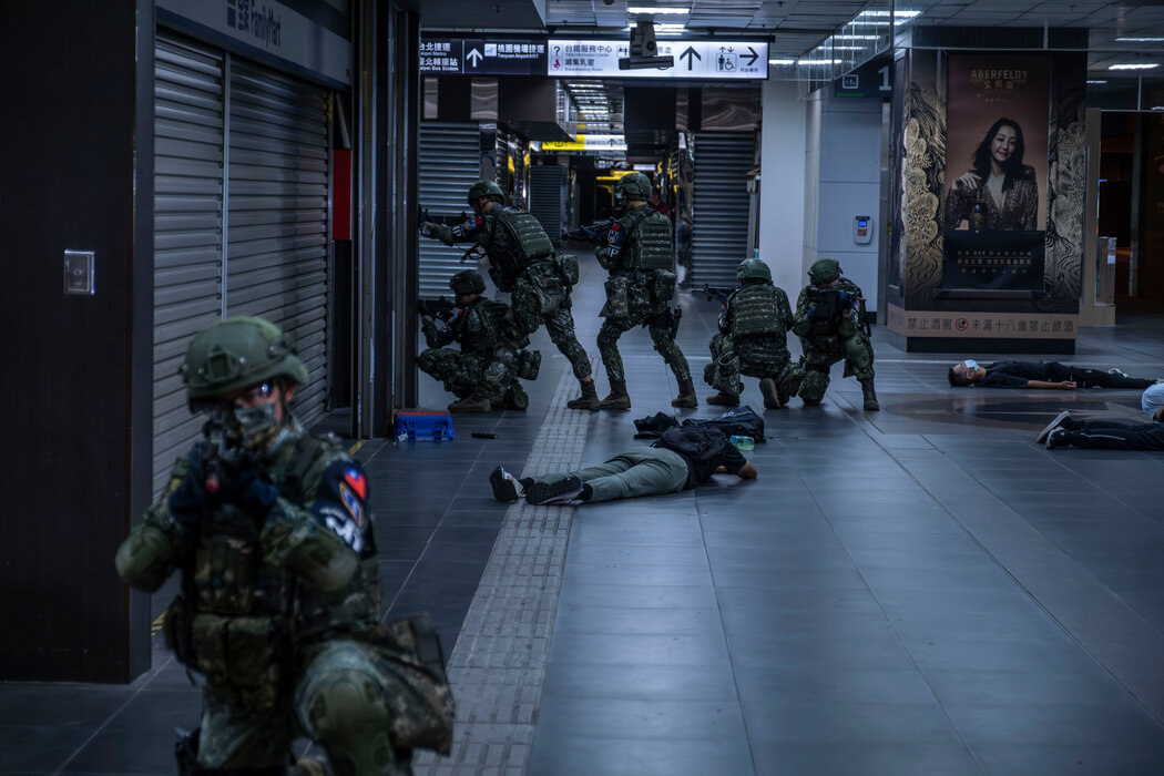 去年在台北火車站進行軍事演習的台灣士兵。