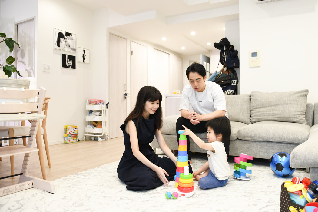米本香織和丈夫英孝（音）以及他們的兒子在東京的家中。他們搬進了一套更大的公寓，並獲得了一筆0.325%的浮動利率貸款。