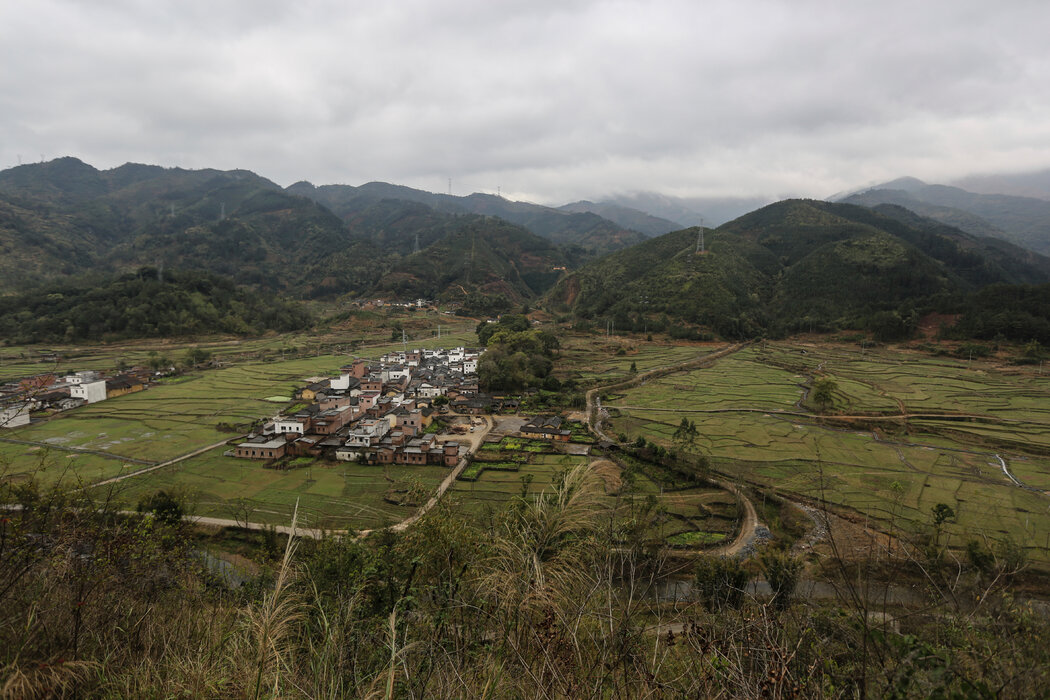 中國廣東省的一個村莊。農村婦女如果出嫁，就會被剝奪土地權。