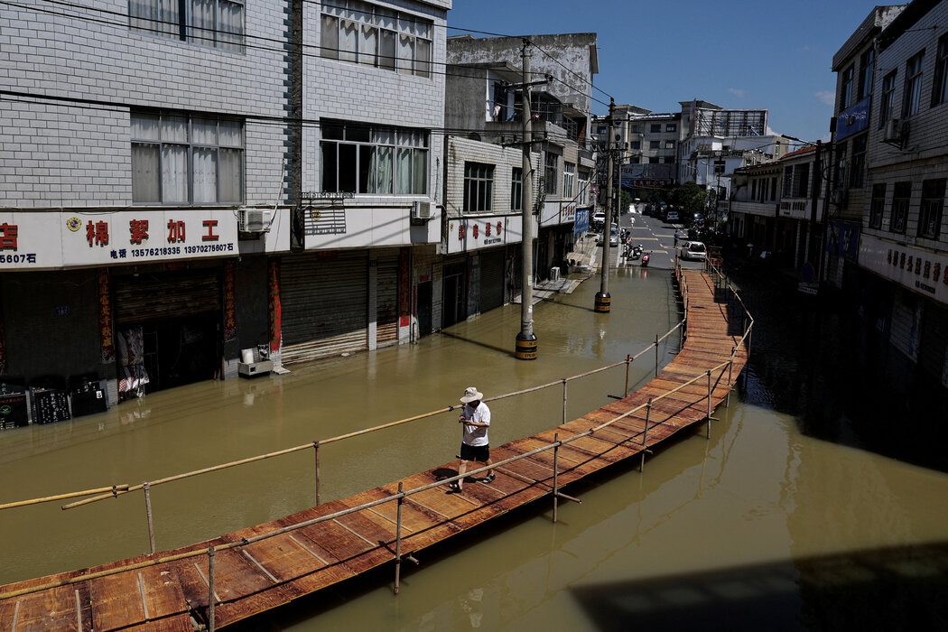 強降雨導致江西省九江市的一個小鎮今年7月遭受了洪災。