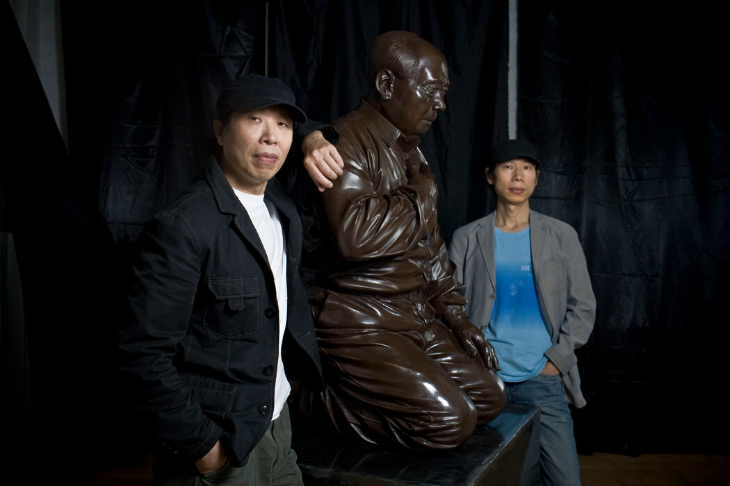 2009年，高兟（左）和高強與他們的作品《下跪懺悔的毛》。