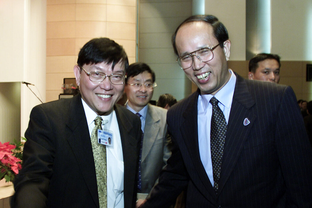 中芯國際總裁兼首席執行官張汝京（左）與上海市副市長周禹鵬，攝於2001年。