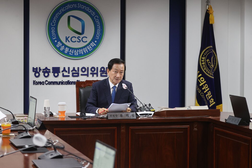 政府官員柳熙林(音)上個月在首爾召開的有關深度偽造的緊急會議上。韓國總統已對有關深度偽造的新聞報導作出回應,下令政府「將其根除」。