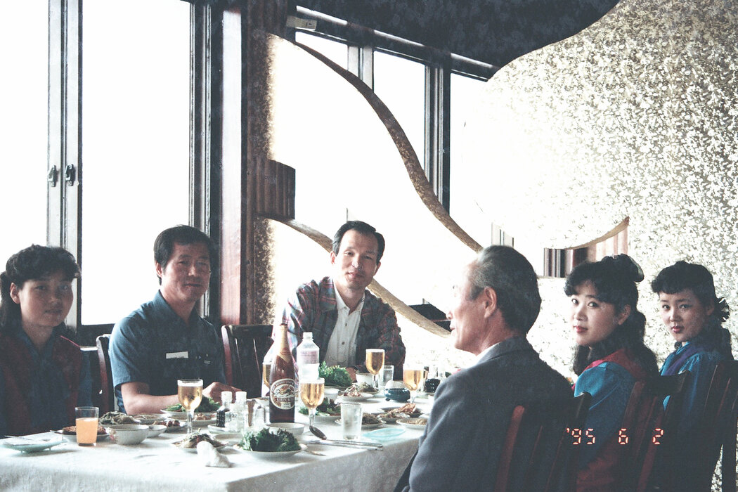 1995年,偽裝成商人的朴采書(中)在平壤。