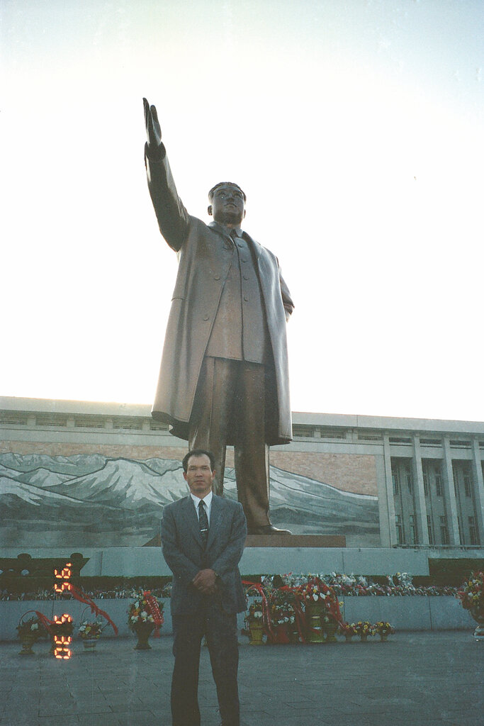 1995年,朴采書在朝鮮的締造者、金正日的父親金日成的雕像前拍照。