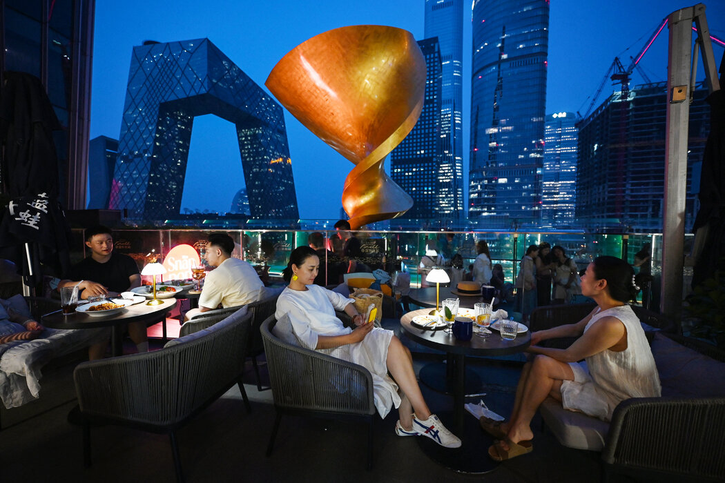7月，在北京的餐廳就餐。許多經濟學家呼籲轉向消費支出。