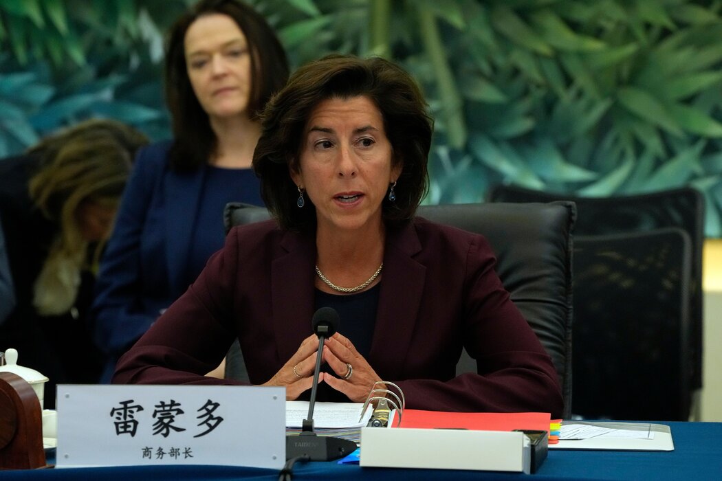 去年,華為在美國商務部長吉娜·雷蒙多訪華快結束時發布了一款新智慧型手機。