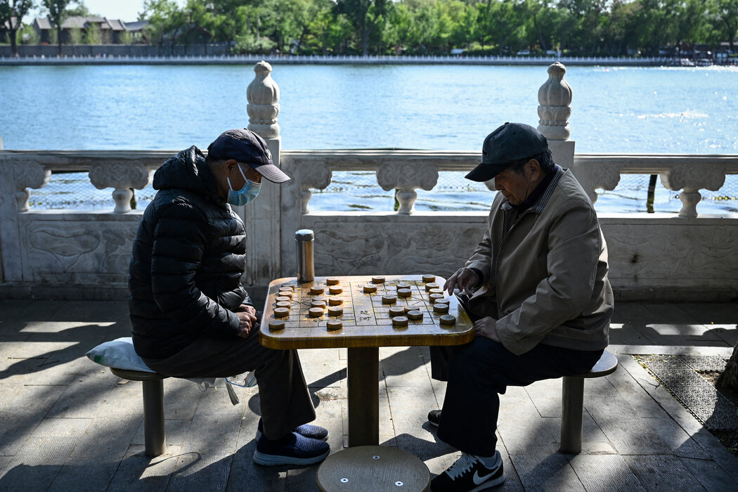 在北京的一個公園裡下象棋。中國週五表示將逐步提高法定退休年齡。