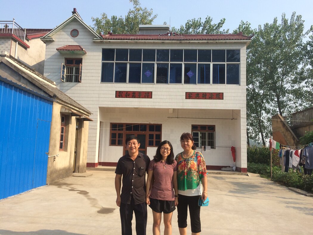 2016年,夏洛特·科特前往中國,在淮安郊外的祖宅見到了生父顏三洪(音)和生母杜麗琴(音)。