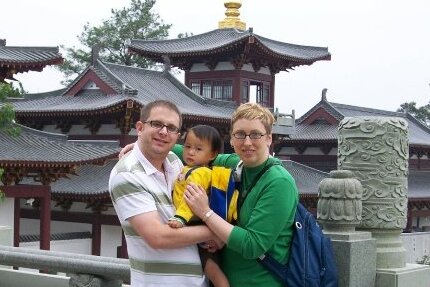 格雷厄姆·特魯普(左)、瓊·卡貝奇-特魯普和艾米·卡貝奇,2008年攝於中國。卡貝奇記得,第一次見到自己的女兒時,她不停地哭鬧。
