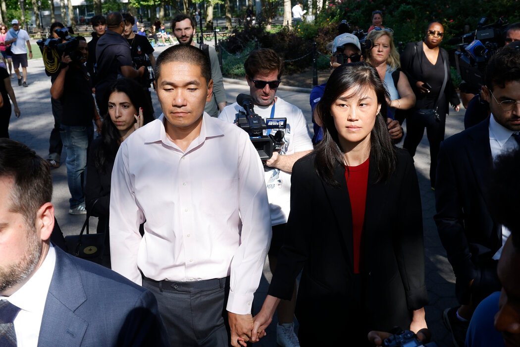 被指控充當中國特工的前紐約州州長辦公室高級助手孫雯與丈夫。
