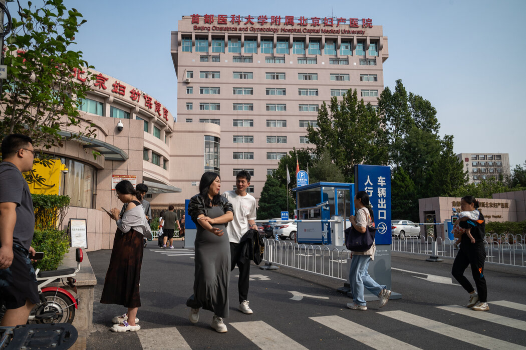 北京的一家婦產醫院。據一些婦女描述，社區工作人員在她們懷孕期間與她們取得了聯繫。