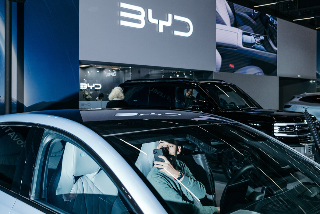 中國汽車製造商比亞迪正在與19個國家的經銷商合作，推出受歡迎的電動和混合動力車型，從而提升在歐洲的形象。