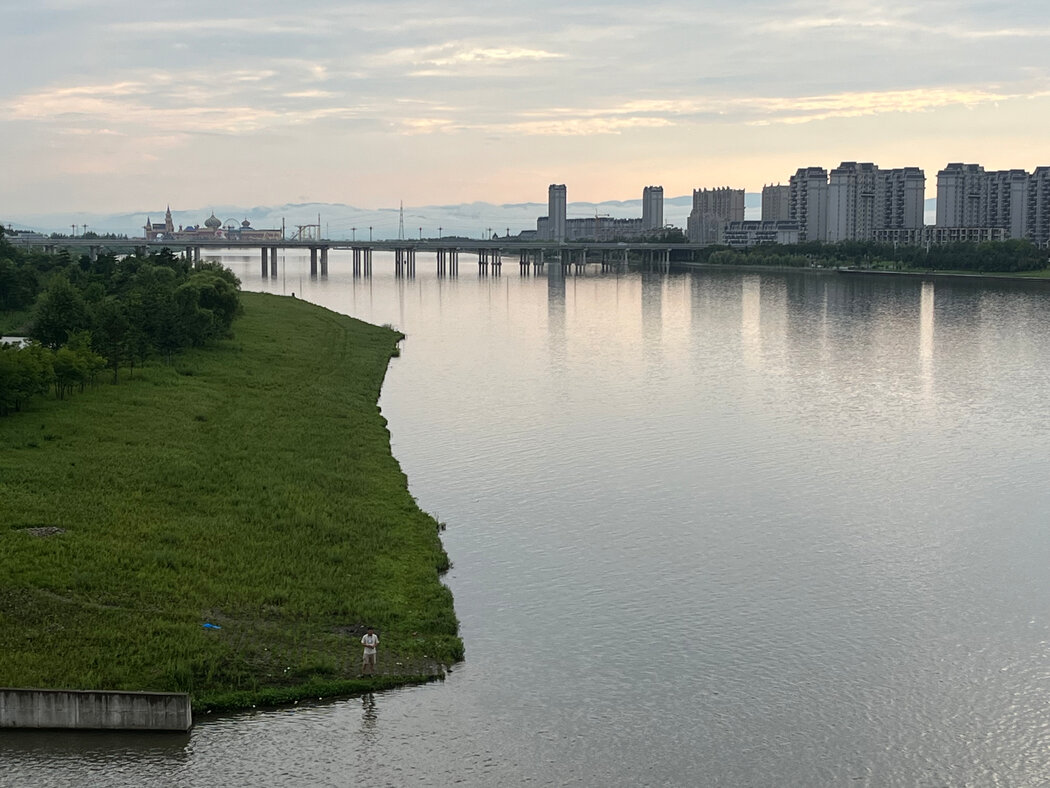 從中國琿春可以看到朝鮮的山脈。下游約56公里處有一座低矮的橋,導致遠洋船隻無法抵達這座城市。