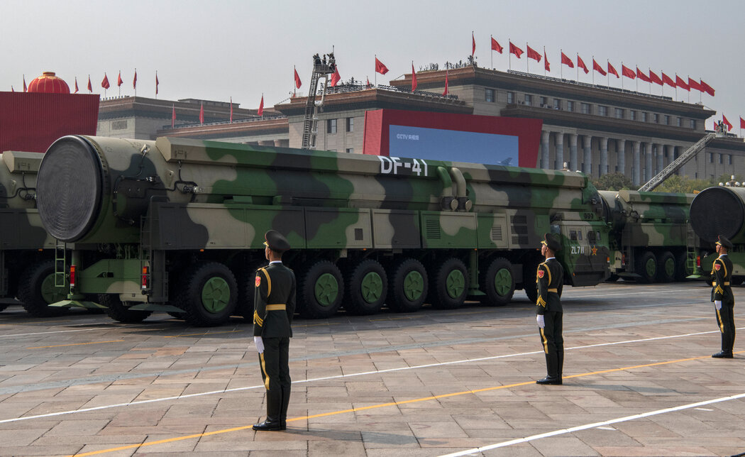 中國軍隊在北京天安門廣場閱兵式上展示的東風-41洲際彈道導彈，攝於2019年。