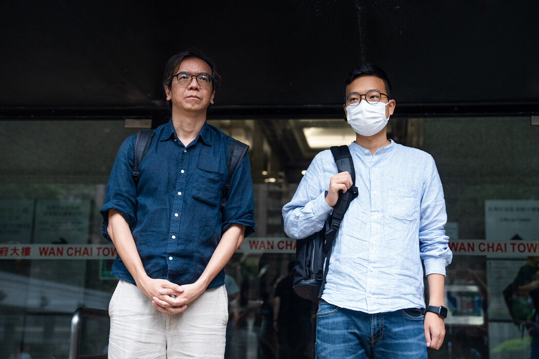 已經停運的《立場新聞》前總編輯鍾沛權（左）和時任總編輯林紹桐離開香港法院，攝於2023年。