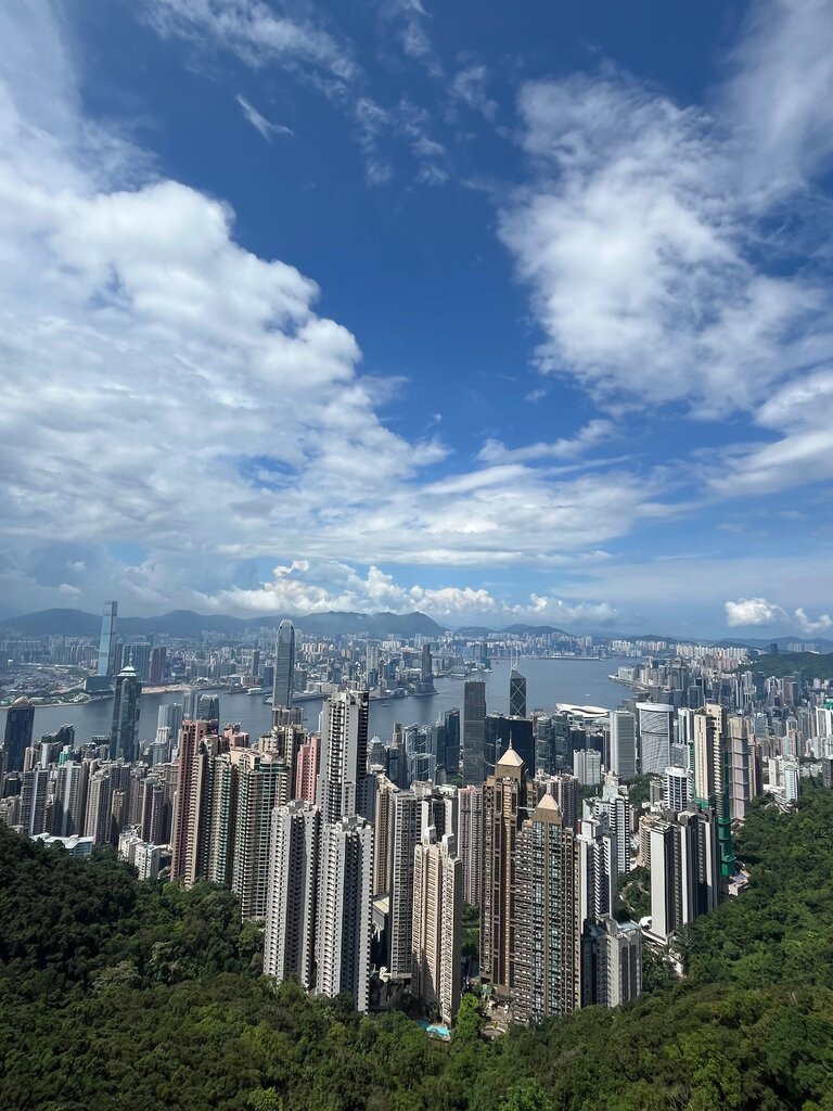 每年約有七百萬遊客乘山頂纜車來太平山頂,從這裡俯瞰香港和海濱美景。