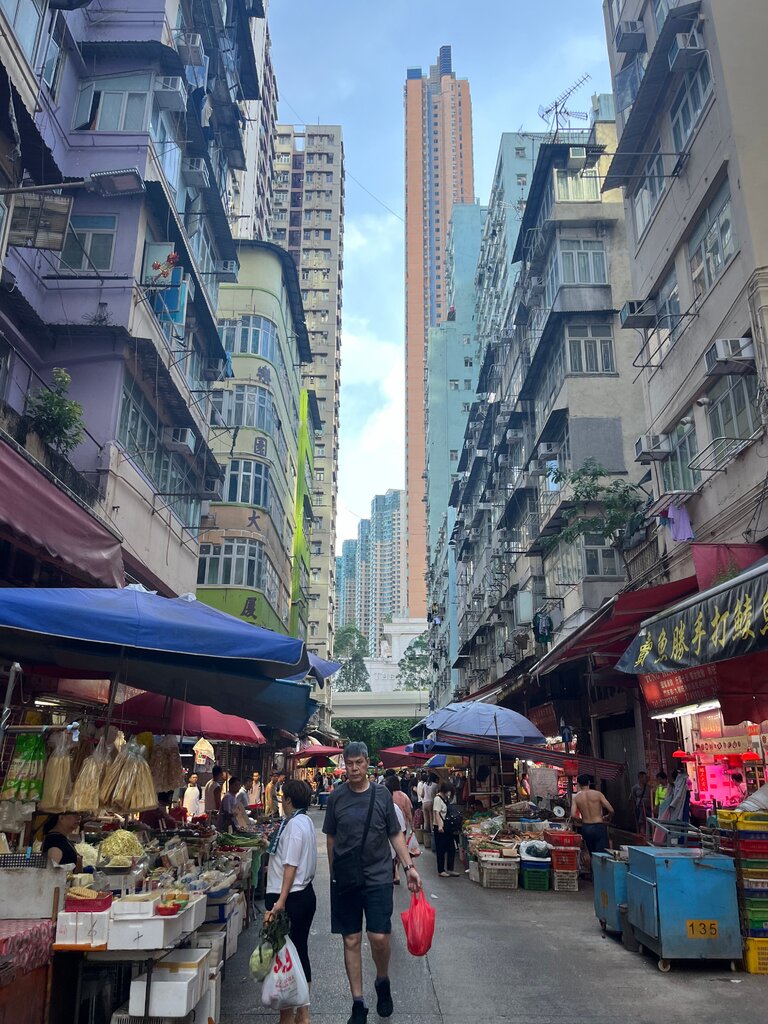 新冠疫情暴發前,旺角區的露天市場經常非常繁忙,擠滿了大群遊客。