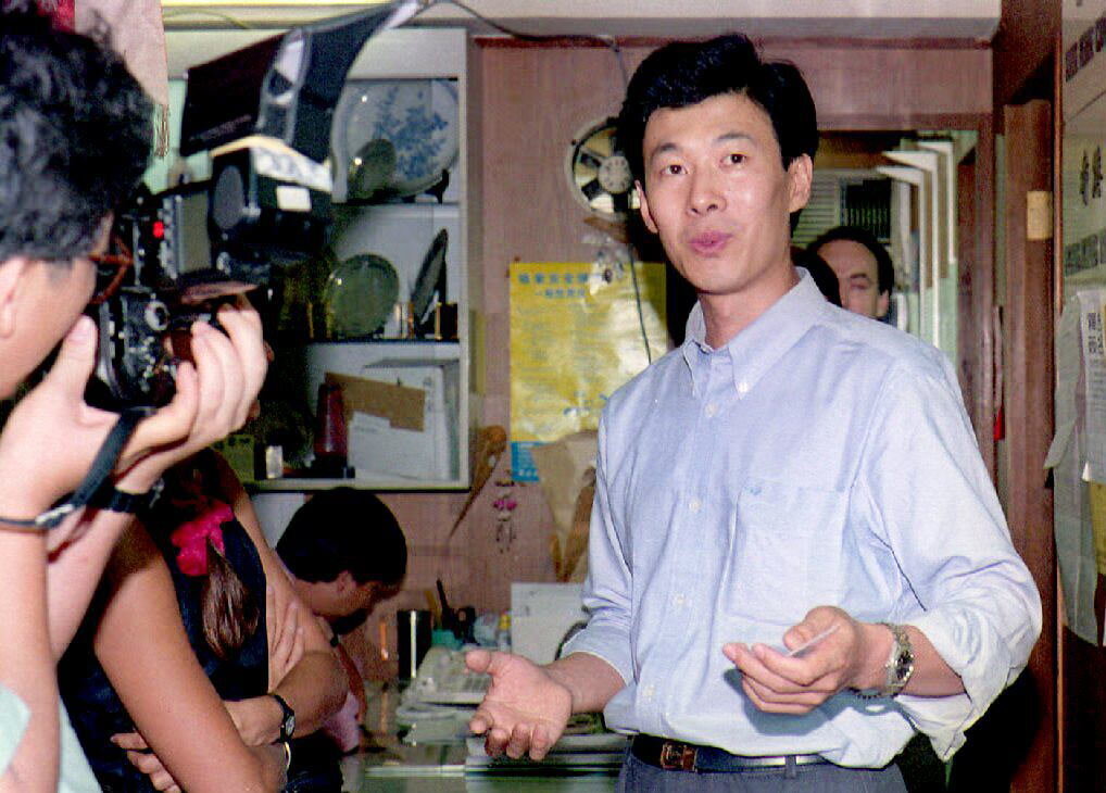 1992 年，在被中國政府監禁近兩年後，韓東方在香港舉行新聞發布會。