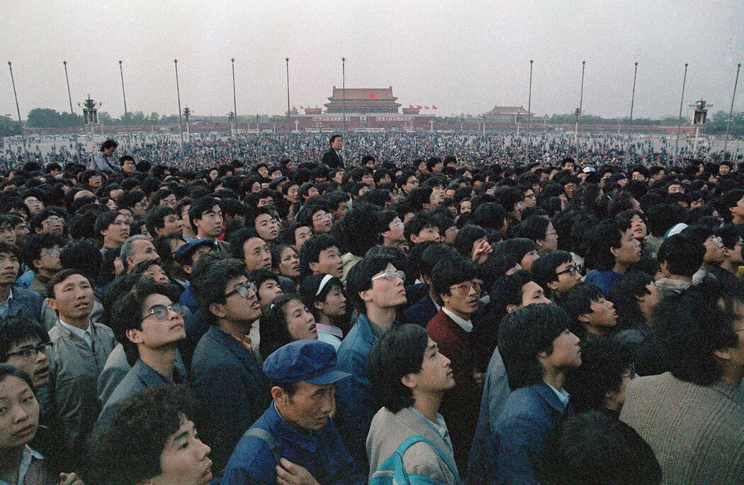1989年4月，北京天安門廣場上的人群。在天安門廣場的抗議活動中，韓東方參與創建了1949年以來中國第一個獨立的工會。