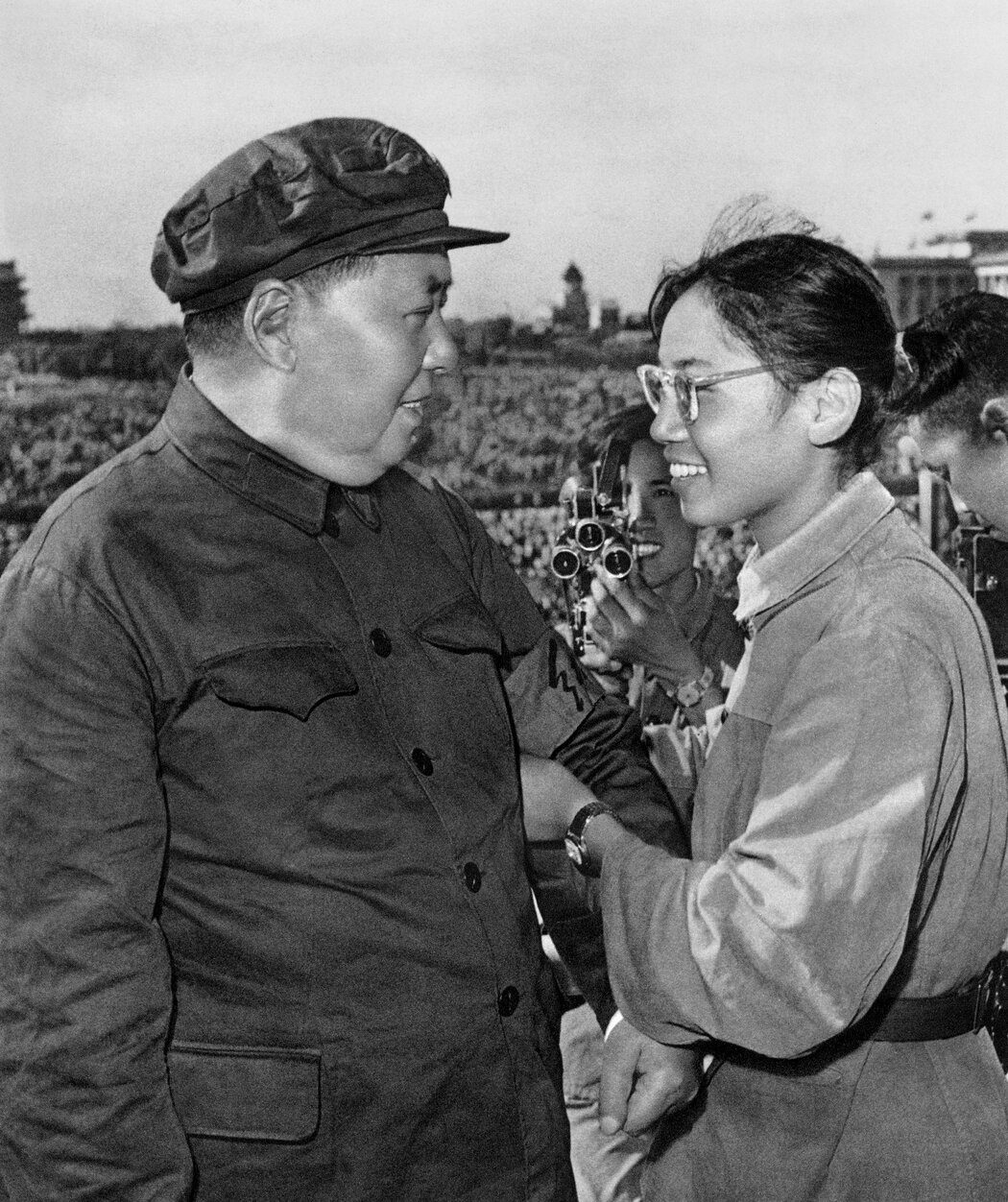 1966年，宋彬彬作為一名紅衛兵領袖被選中為毛澤東佩戴紅袖章。
