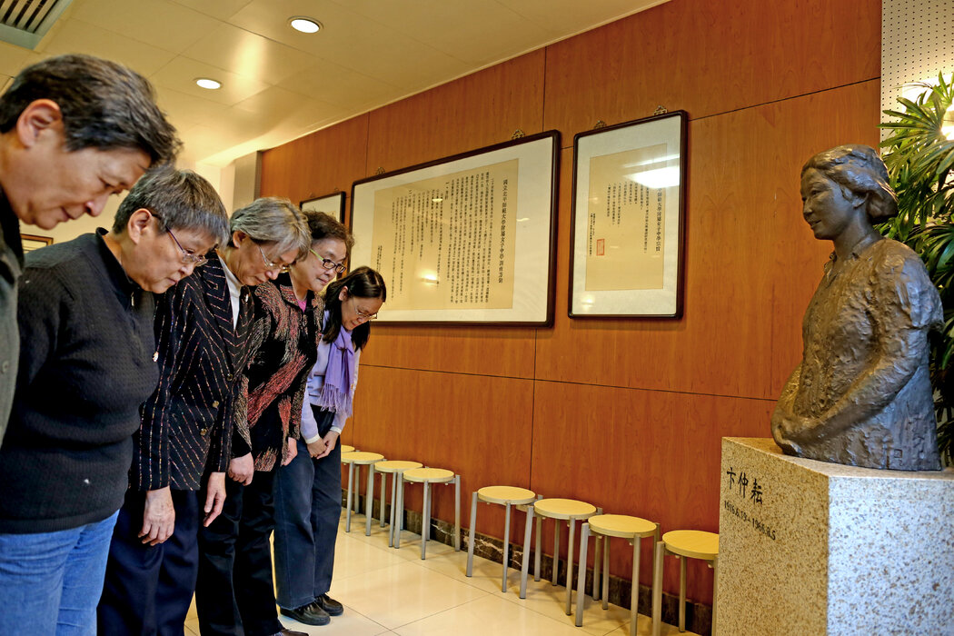 宋彬彬向北京一所女子中學的校長卞仲耘的半身像致敬。卞仲耘在文革期間被學生殺害。宋彬彬承認自己對她的死負有責任。