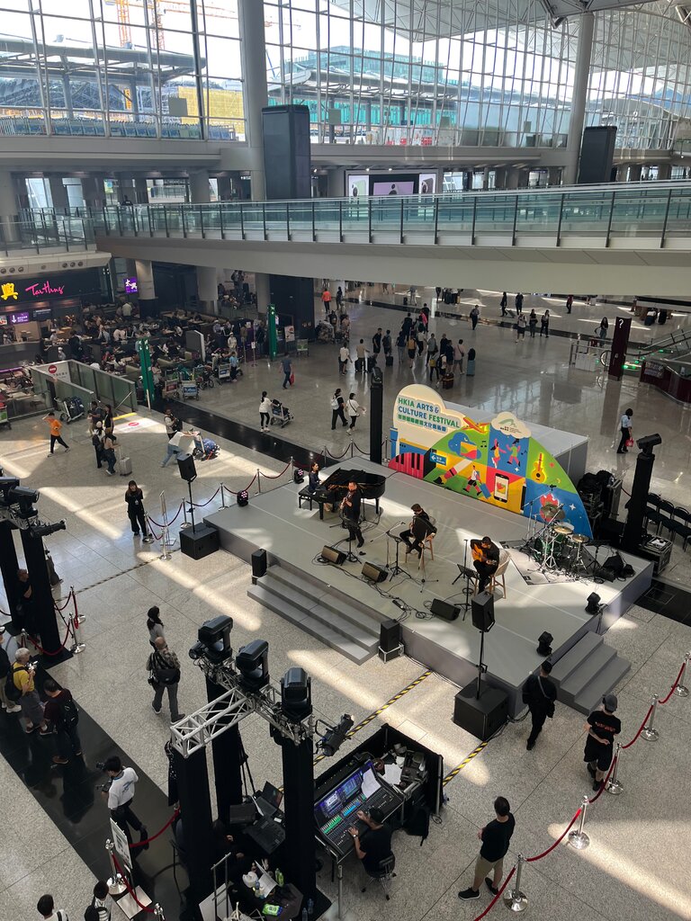 香港國際機場在臨時搭建的舞台上用音樂表演迎接旅客。