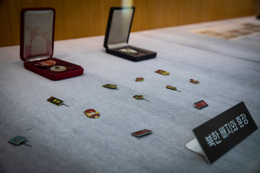大樓展廳中展示的朝鮮徽章和勳章。