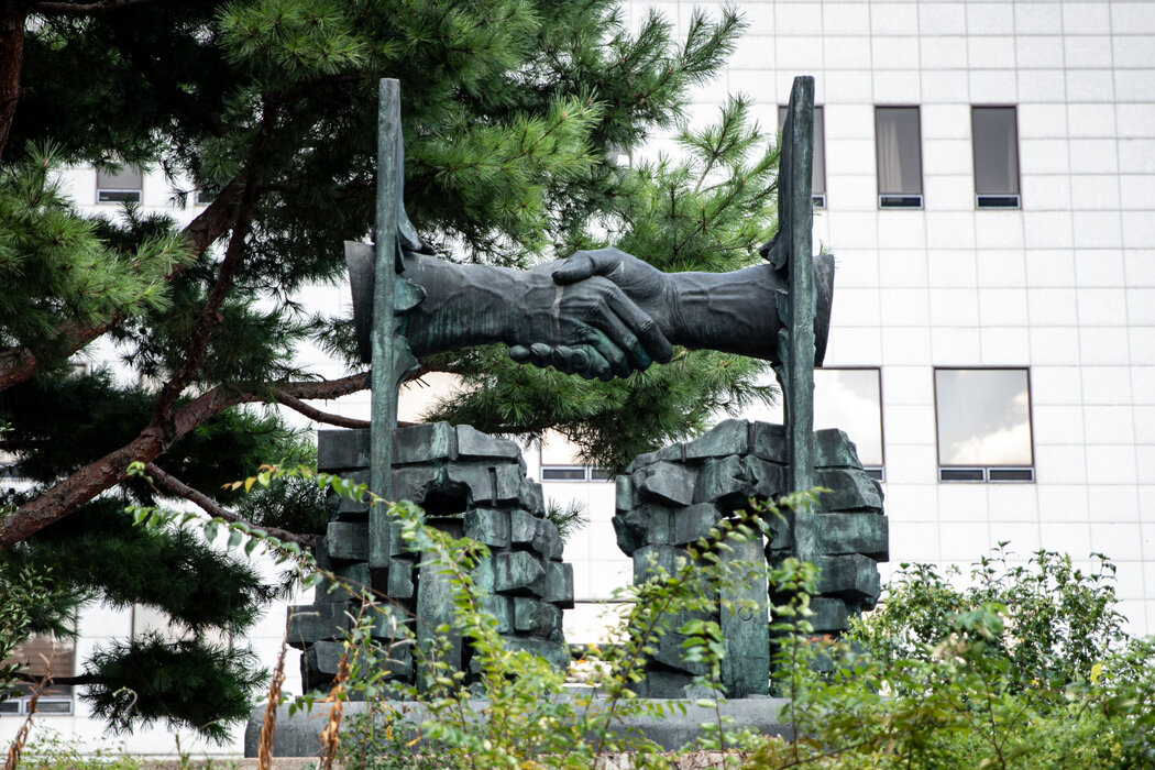 大樓外的「和解與統一雕像」。