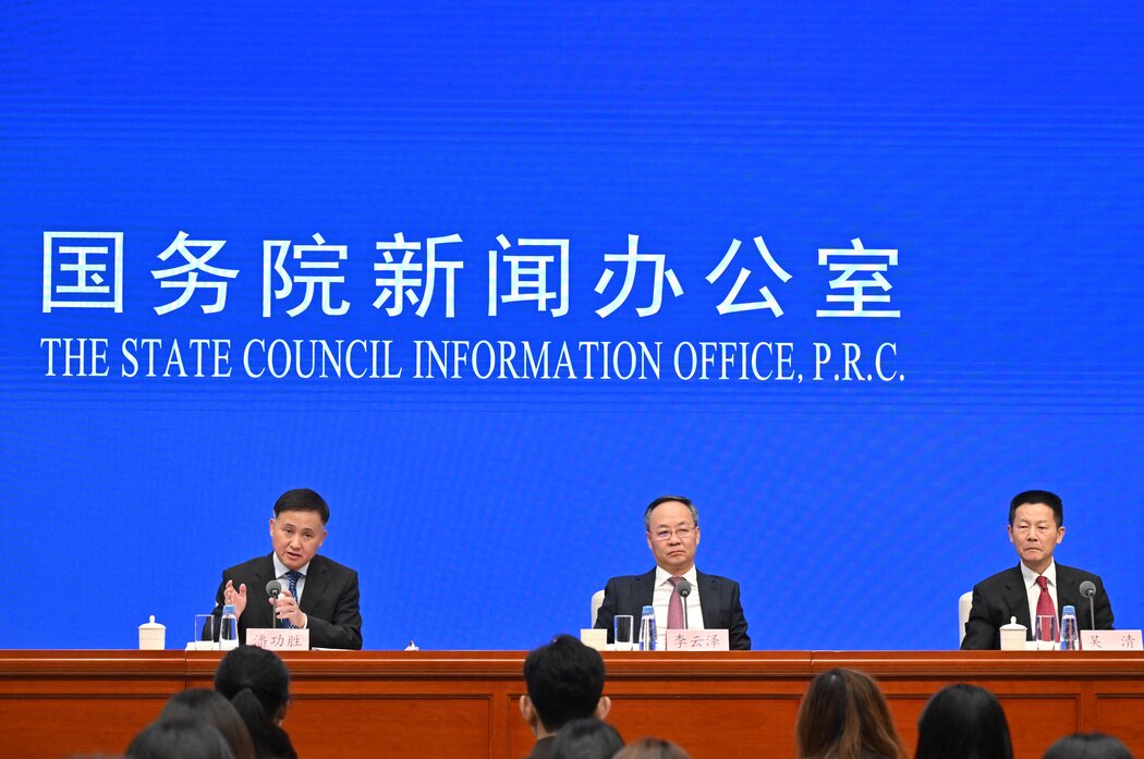 9月24日，中國央行行長潘功勝（左）和其他高級金融官員宣布了一攬子刺激措施。